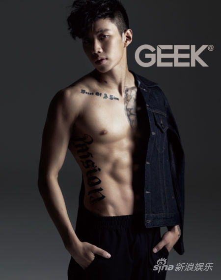 朴宰范半裸上身秀健硕腹肌