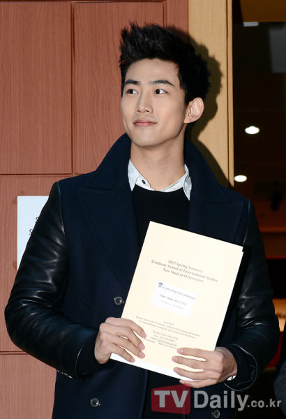 2PM成员玉泽演展示通知书