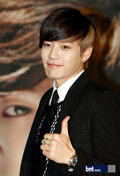 鸟叔向se7en赠送花环祝贺即将入伍(图)