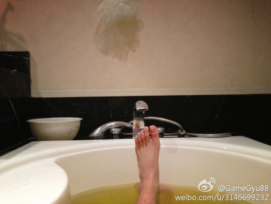 圭贤晒“美足照”