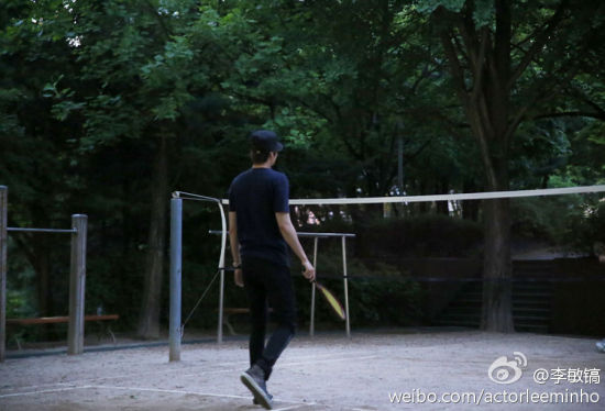 李敏镐穿休闲装打球