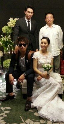 顺时针方向为任瑟雍、导演曹根贤、韩惠珍、陈久