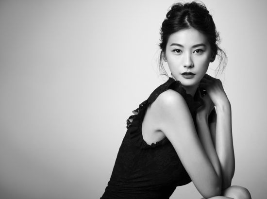 刘仁英黑白时尚写真酷感中流露女人味(图)