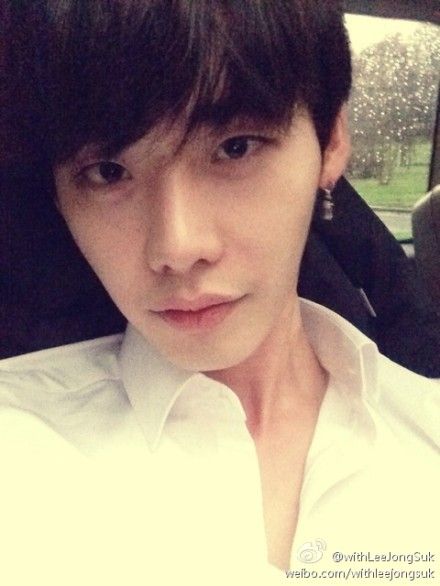 李钟硕微博晒自拍照显男神气质