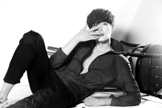 李钟硕小露腹肌