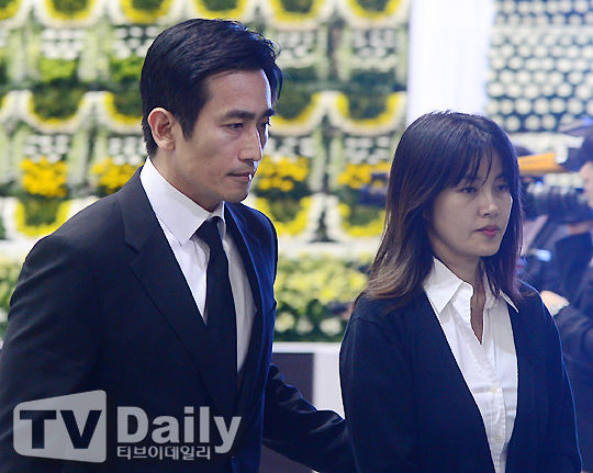 车仁表辛爱罗夫妇为沉船罹难者吊唁