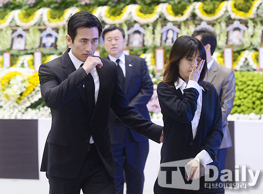 车仁表辛爱罗夫妇表情沉痛