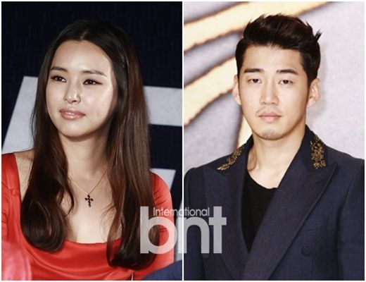 韩星尹启相晒照反射女友影子