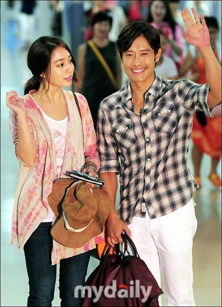 李秉宪夫妻不受桃色案影响 出国恩爱购物