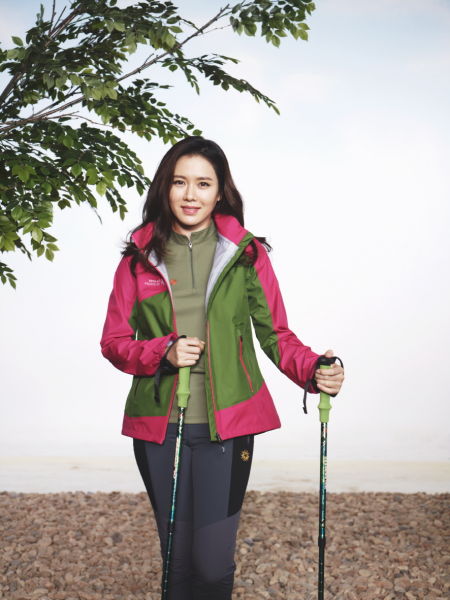 孙艺珍拍户外写真