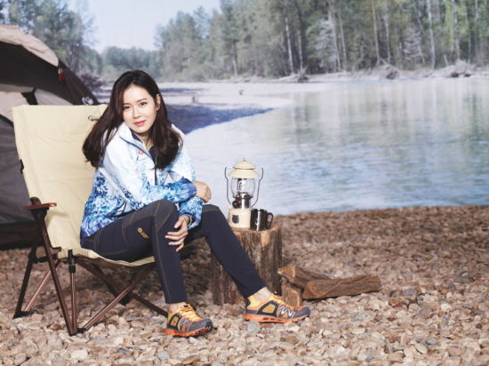 孙艺珍拍户外写真