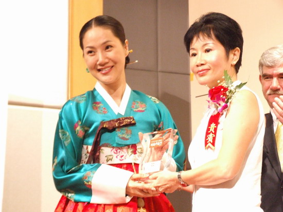 梁美京来华:中国影迷热情可爱让我感动(组图)