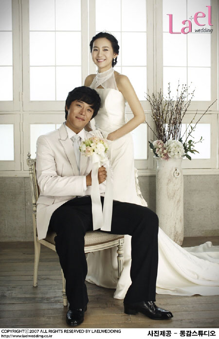 组图:韩星宋浩范公开婚纱照 本月底将甜蜜完婚