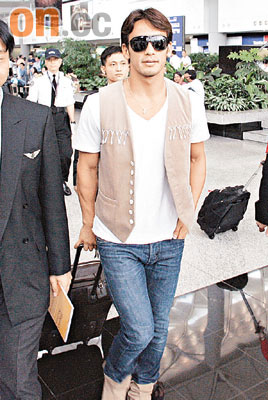 中田英寿不满球迷索签名抵港发怒变黑脸组图