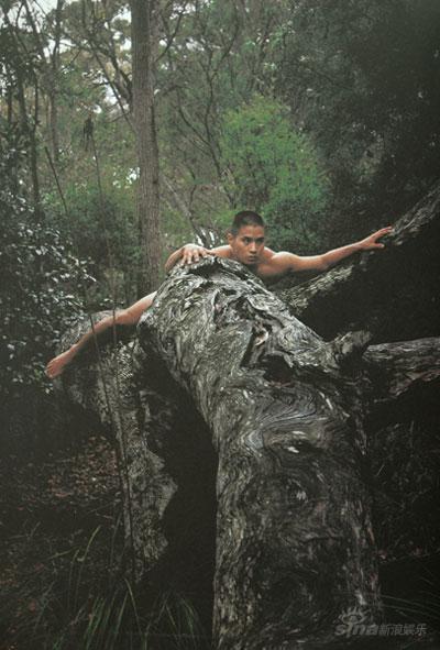 最近网友曝光了一组刘承俊的全裸写真,当中刘舞王在丛林中展露了自己