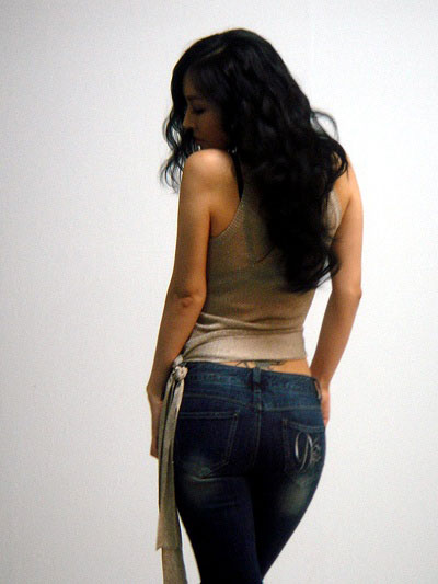 组图:金素妍杂志照美腿修长 腰际纹身性感野性