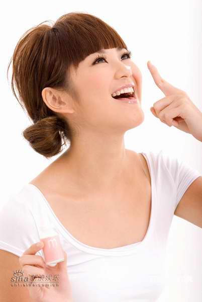 组图:日本血统的新星 裕美担任护肤产品代言人