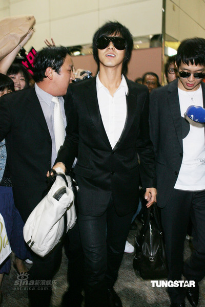 韩国人气团体"东方神起(听歌)"10月4日搭机抵台,机场聚集一群热情的