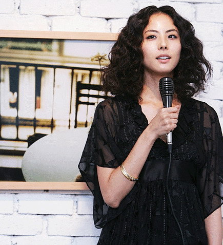 组图:朴志胤转换身份开摄影展 黑纱裙显知性美