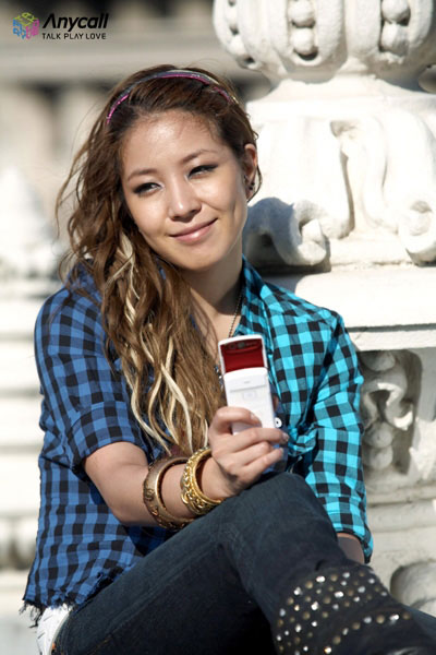 组图:宝儿接拍手机广告 携手俊秀tablo陈宝拉