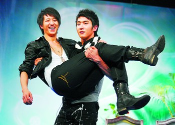 韩庚被始源一把抱起。刘哲供图