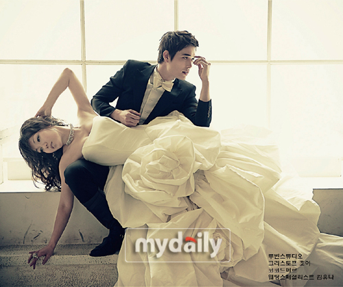 中演金荷娜师弟的混血男星ricky金,16日上午公开了与未婚妻柳承珠一起