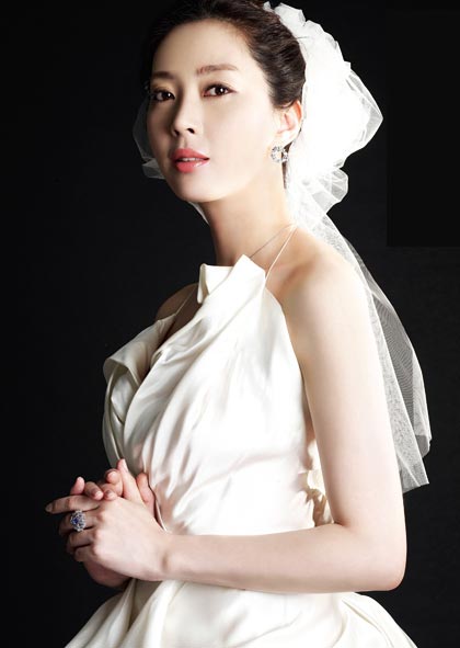 组图:宋允儿披婚纱娇美动人 气质优雅美艳高贵