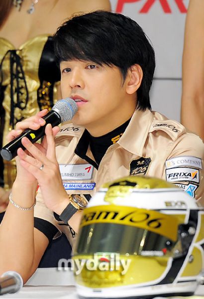 组图:柳时元参加赛车队出征仪式 车模低胸站台