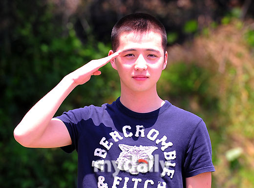 组图:韩星金彗星入伍服役 剃发羞涩腼腆微笑