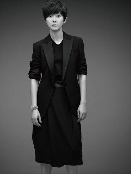 组图:韩星廉晶雅最新时尚写真 清新短发中性美