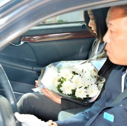 宇多田光坐在灵柩车的副座上