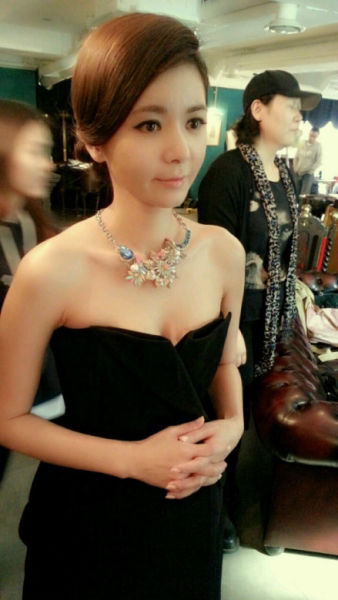 “人鱼小姐”张瑞希拍杂志性感露乳沟