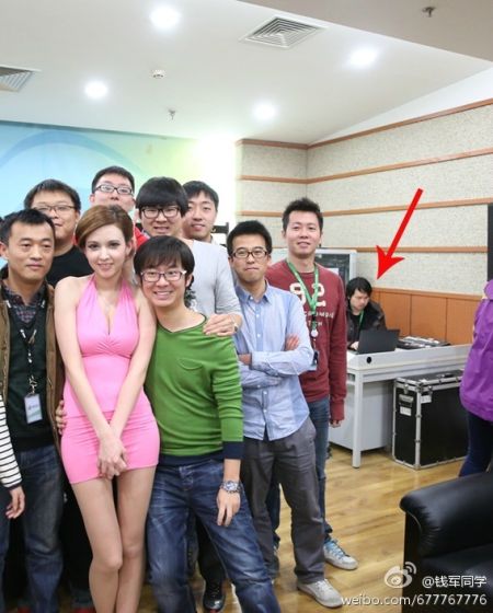 泷泽萝拉与男员工们合影