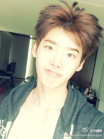 李钟硕晒呆萌自拍