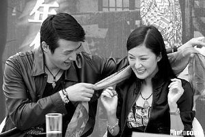 陆毅与鲍蕾相亲相爱