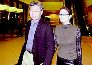 巩俐夫妇这样亲密亮相的情景，现在已经见不到了。