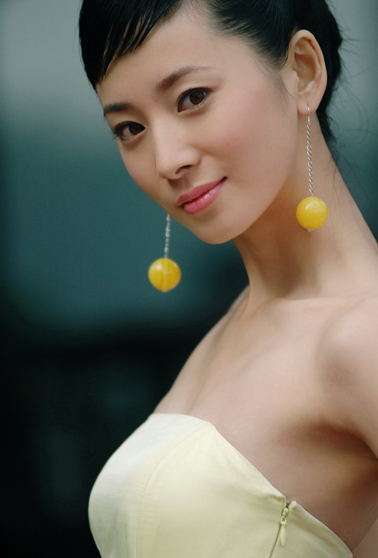 徐筠变身广告公主 清新脱俗成汽车界"万人迷"