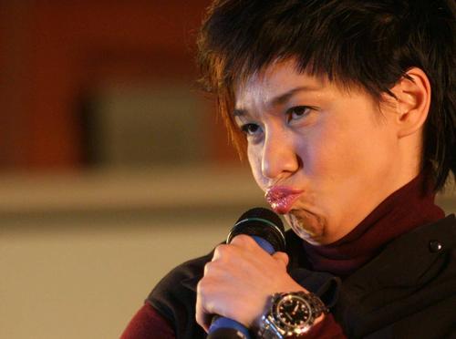 赵本山王雅捷隔桌窃窃私语 柯以敏调皮嘟嘴(图)