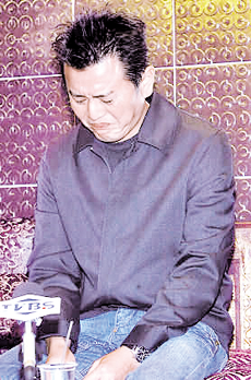 庹宗康含泪鞠躬道歉