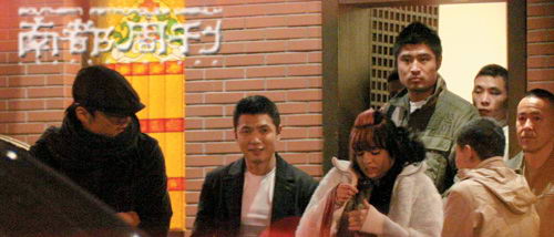 胡兵和外国美女走出餐厅，两人还一边交谈。