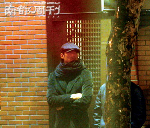 胡兵等人在等待座驾离开。