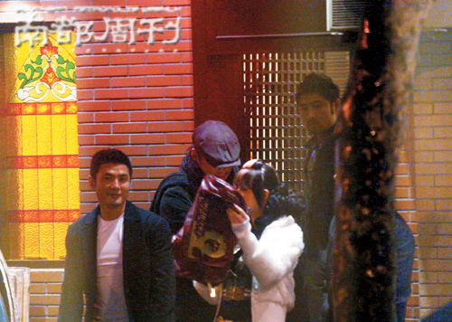 胡兵和女伴窃窃私语，关系非同一般。