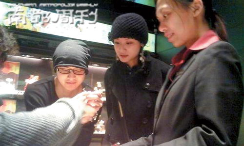 今年2月8日，田亮和叶一茜在香港铜锣湾某珠宝店挑选首饰。