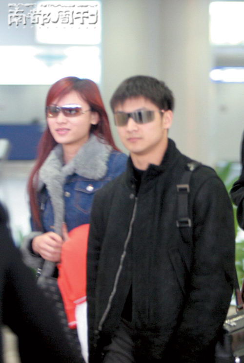 去年3月11日，田亮和叶一茜在首都机场牵手，恋情曝光。