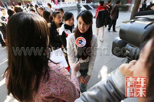 2006年11月8日，“红楼梦中人”北京海选现场，挤满了想进入艺术大门的年轻人。