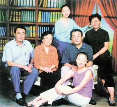 宋丹丹全家福照，左一为其哥哥宋北杉，现任山西省副省长