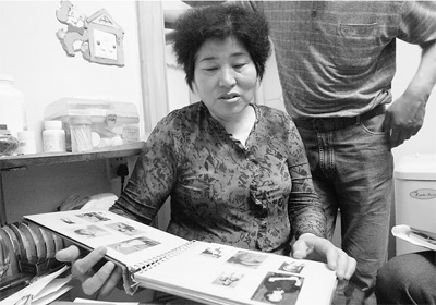 小姨在看陈晓旭小时候的照片。