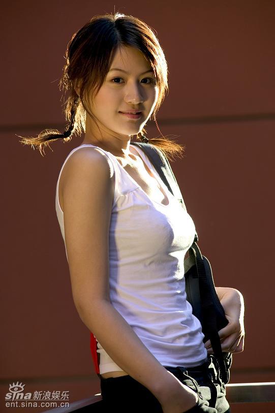 杨渝渝低胸清凉亮相 酷似周杰伦mv女主角(图)