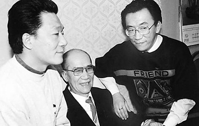 侯耀文（左）、侯耀华兄弟俩和父亲侯宝林合影