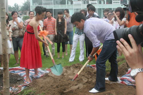 马伊琍签入橙天 亲手种下人生首棵许愿树(图)